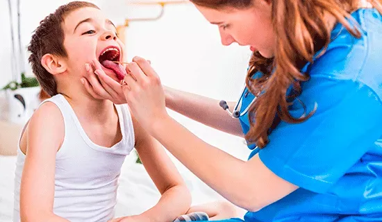 exploracion-garganta-pediatra