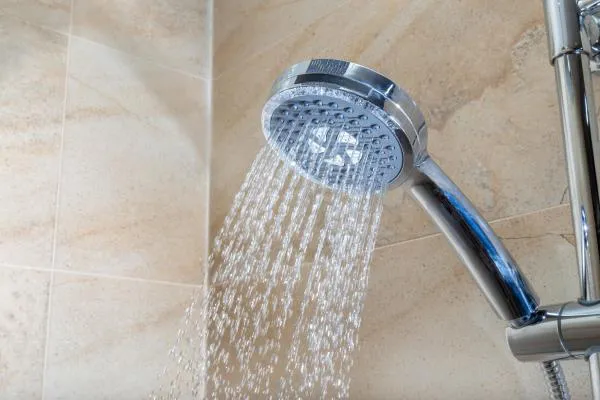 cabezal-de-ducha-con-agua-corriendo.