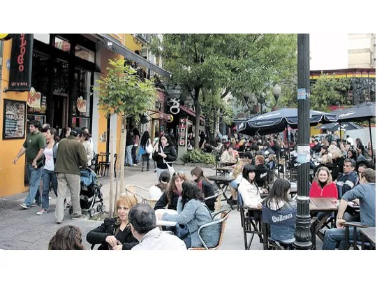 en-este-momento-la-city-portena-esta-repleta-brasilenos-europeos-alemanes-espanoles-y-britanicos-todo-y-norteamericanos-los-centroamericanos-siempre-marcan-presencia-casi-todos-hacen-la-previa-bares-after-offices-