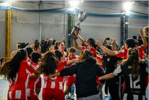 Con carácter y en un final abierto, La Gloria se quedó con el título de Cuyo