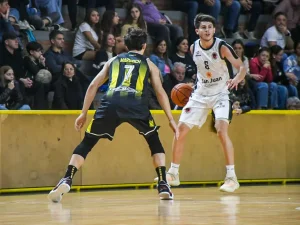 Con carácter, Urquiza se hizo fuerte afuera y sumó su primera victoria