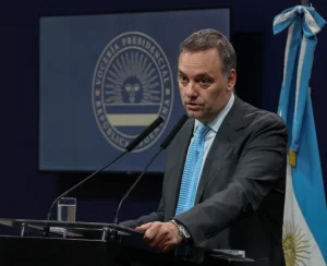 Nueva hipoteca de Adorni: financió otro departamento con dólares de dos particulares