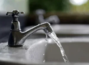 Tarifas de AySA: cuánto es el límite de aumento mensual fijado por el Gobierno