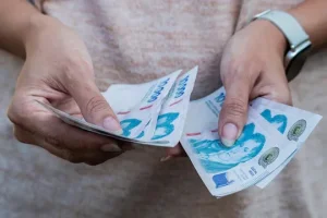 Cuáles son los requisitos para cobrar el refuerzo de Ayuda Escolar 2026