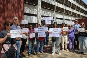 Padres de preuniversitarios exigen clases y evalúan acciones judiciales en San Juan