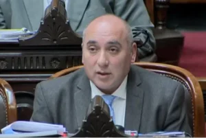 José Peluc cruzó a Ricardo Quintela por el conflicto de límites: "Trata de tener dos minutos de fama"