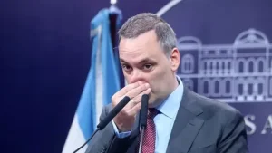 Crisis sin fin del Gobierno: ahora piden la detención de Manuel Adorni por "apretar a un testigo"