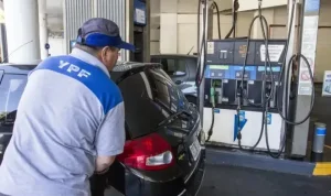¡Golpe mortal al bolsillo! El décimo aumento del año pulveriza los salarios: llenar el tanque ya es un lujo imposible