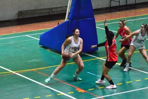Universidad volvió a ganar y lidera el básquet femenino