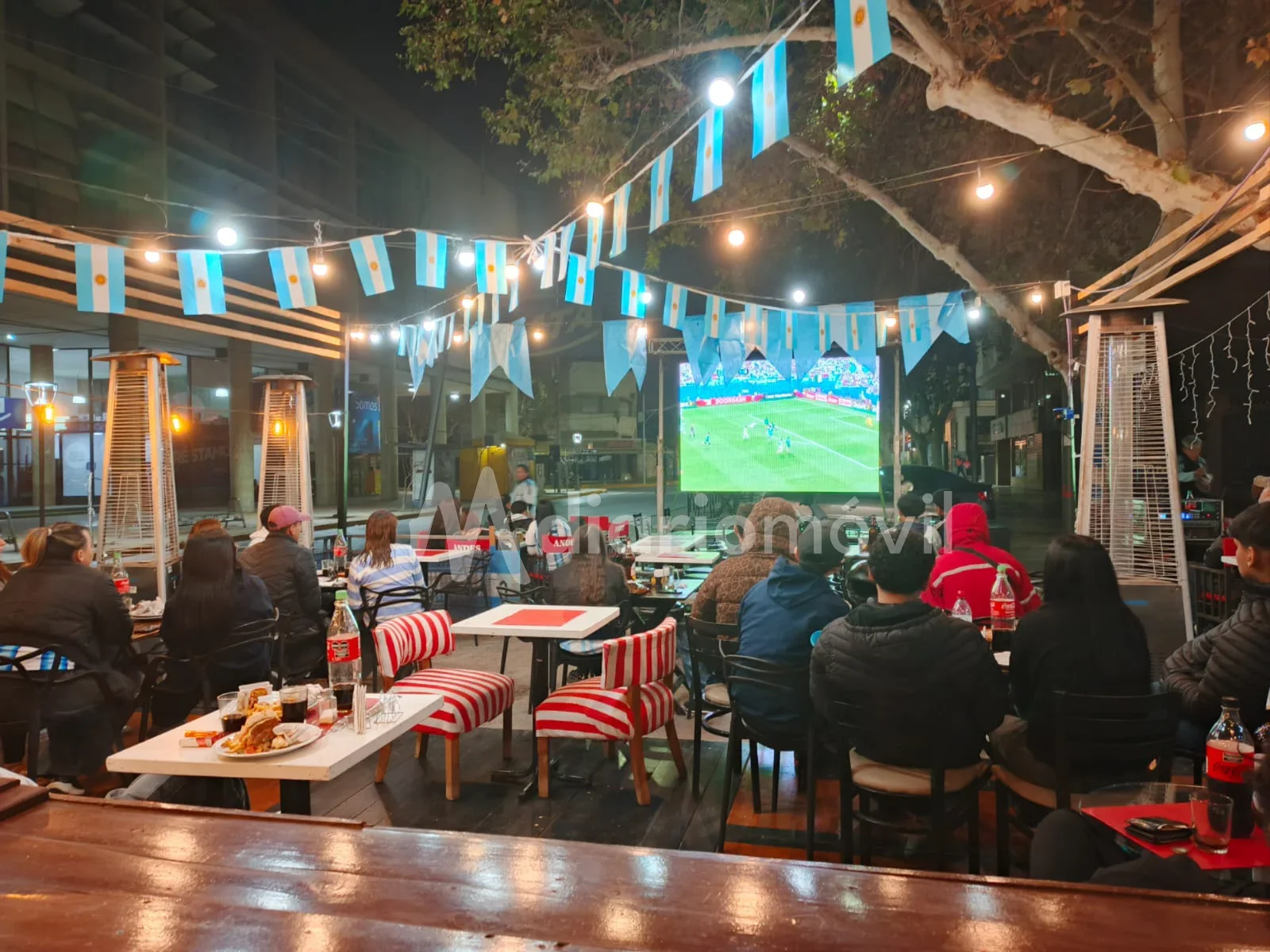 Malestar en el sector gastronómico local por las advertencias policiales en la previa del partido de la Selección