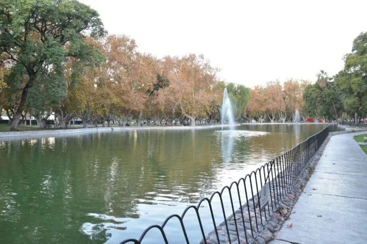 Avanza la transformación del Parque de Mayo: inician el hormigonado del nuevo puente peatonal sobre el lago