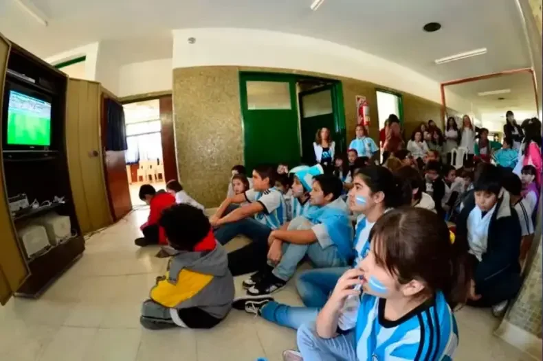 El Ministerio de Educación de San Juan autorizó la transmisión del partido Argentina - Austria en las escuelas, pero ratificó que no se suspenden las clases