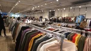 Las ventas de indumentaria suman dos años en caída, mientras el stock se acumula y crece el atraso financiero