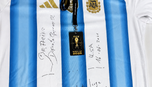 El santuario de la Difunta Correa incorporó una camiseta oficial de la Selección firmada por "Chiqui" Tapia