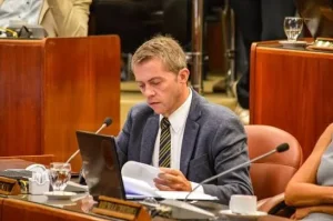 Gustavo Usín advirtió sobre la dificultad de arancelar a extranjeros en hospitales y universidades públicas
