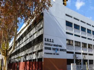 Hasta US$5.000 cuesta el amparo que evalúan padres de los colegios preuniversitarios de la UNSJ