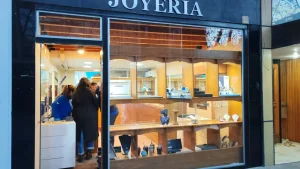 Robaron más de 150 relojes y una importante cantidad de platería en una joyería céntrica