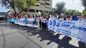 Los gremios docentes reportaron alta adhesión al paro y rechazan la intervención laboral de la Provincia