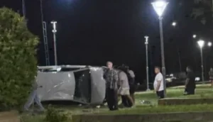 Volcó un auto en plena Ruta 40 y el conductor terminó en el Hospital Rawson