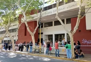 Padres de alumnos preuniversitarios recurren a la Justicia Federal para frenar los paros e ir por la recuperación de clases