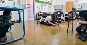 Educación prepara un masivo simulacro de sismo que incluirá a las familias en los hogares
