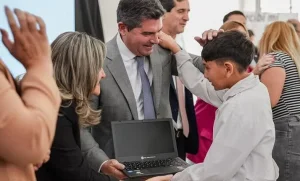Orrego anunció la compra de más computadoras y puso el foco en la enseñanza de IA