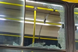 Ataques con piedras a colectivos de La Marina ponen en jaque la operatividad de la línea