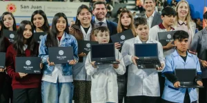El gobernador Orrego entregó casi 1.400 computadoras a estudiantes de tres departamentos